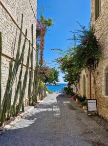 an empty street with plants on the side of a building at Paralio Place in Paralion astros