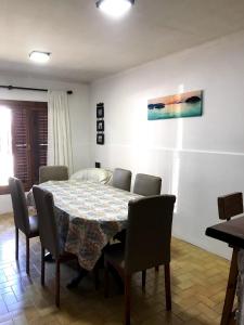 een eetkamer met een tafel en stoelen bij Casa Amplia Para 6 personas in Necochea +8 foto's