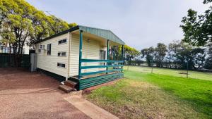 Το κτήριο όπου στεγάζεται  το κάμπινγκ