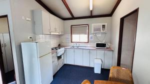 Η κουζίνα ή μικρή κουζίνα στο Griffith Tourist Caravan park