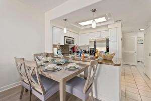 a kitchen and dining room with a table and chairs at Hawaiian Dream Villa 1 mile from Disney Aulani in Honokai Hale