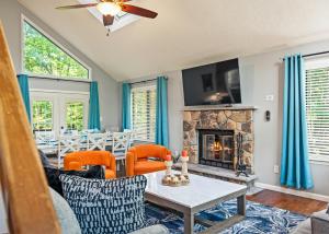 Μια τηλεόραση ή/και κέντρο ψυχαγωγίας στο Azure Peaks Cozy Retreat