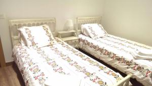 twee bedden naast elkaar in een kamer bij Casa Rural El Zumaque in Pereña