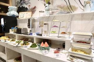 una linea a buffet con diversi tipi di alimenti esposti di East Queen Hotel (Xi'an Beimen Metro Station) a Xi'an Altre 281 foto