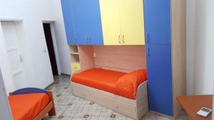 ノートにあるTrepontiの二段ベッド1組(青いキャビネット、オレンジのシーツ付)が備わる客室です。