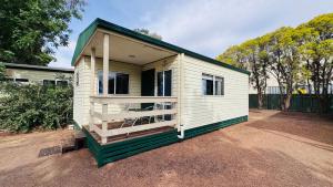 Το κτήριο όπου στεγάζεται  το κάμπινγκ