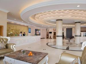 呼和浩特Vienna Hotel Inner Mongolia Hohhot Railway Station Gongzhufu Metro Station的大楼内设有接待处的宽敞大堂