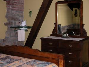 1 dormitorio con tocador de madera y espejo en Apartamentos Rurales Colsa, en Colsa