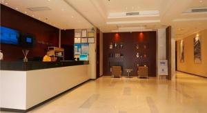 湛江City Comfort Inn Zhanjiang Middle Renmin Avenue Dingsheng Square的商店大厅，有柜台和椅子
