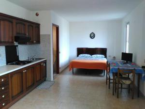 a kitchen with a table and a bed in a room at Agriturismo Lucchetta in Reggiolo
