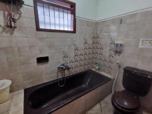 Phòng tắm tại Villa Graha Permata 1 +21 ảnh