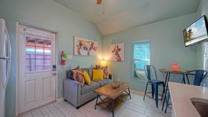 Cozy Cottage w Private Yard in Spanish Village Casa San Miguel by AvantStay في ميناء أرانساس: غرفة معيشة مع أريكة وطاولة