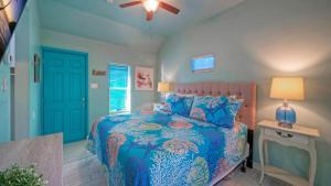 Cozy Cottage w Private Yard in Spanish Village Casa San Miguel by AvantStay في ميناء أرانساس: غرفة نوم بها سرير وطاولة ومصباح +35 صورة