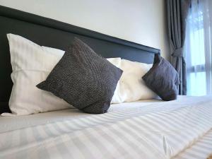 En eller flere senge i et værelse på Prime 1BR in Sukhumvit 11 CentralStylishModern + 37 billeder