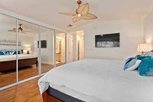 a bedroom with a bed and a ceiling fan at Luxury Oasis Resort Villa in Honokai Hale