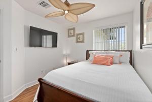 a bedroom with a bed with a ceiling fan at Luxury Oasis Resort Villa in Honokai Hale