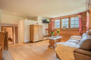 Marmo Apartment by HomeFlow في زيرمات: غرفة معيشة بها أريكة وطاولة