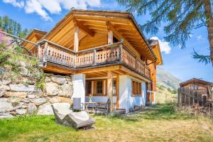 Marmo Apartment by HomeFlow في زيرمات: منزل خشبي مع شرفة على الجبل