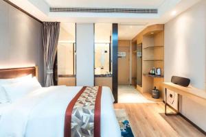 Postel nebo postele na pokoji v ubytování Gya Hotel Yangzhou Economic Development Zone Yangzijiang Nan Road Gaomin Temple + 129 fotografií