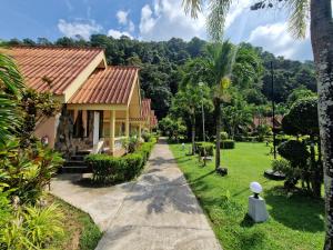 una casa con un sentiero che conduce a un cortile di Rim Khao Resort a Ko Lanta