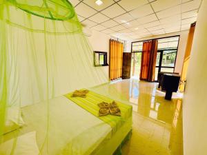 达瓦拉维Paramount Safari Cottage的一间卧室,配有一张带弓的床铺