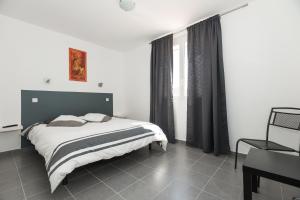Postel nebo postele na pokoji v ubytování Hôtel Restaurant le Voilis + 1 fotografie
