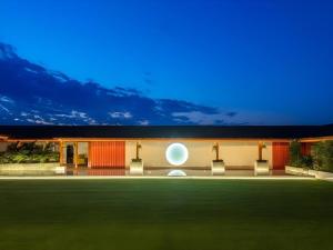 una casa con un prato verde davanti di VX Hotel Chengdu Wenjiang Guosetianxiang Chenyue a Chengdu