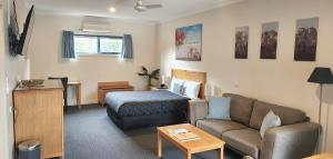 因沃洛什A贝克特汽车旅馆的一间酒店房间，里面有一张床和一张沙发