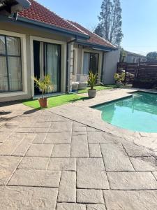 Swimmingpoolen hos eller tæt på 17 Byvanger Luxury Room 6