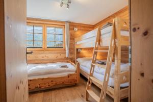 Marmo Apartment by HomeFlow في زيرمات: غرفة نوم بسريرين بطابقين وسلم