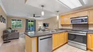 een keuken met een spoelbak en een fornuis bovenste oven bij Beautiful 3 Bedroom Villa in Honokai Hale +19 foto's