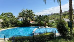 クェツァラン・デル・プログレソにあるHotel Posada La Veredaのヤシの木のあるリゾートのプール +41枚の写真