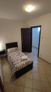 ein Schlafzimmer mit einem Bett und einer Glasschiebetür in der Unterkunft Holiday House Iolo in Prato