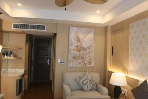 Una sala de estar con una silla y un cuadro en la pared. en Baan Sailom Hotel Phuket - Sha Extra Plus, en Karon Beach 91 fotos más
