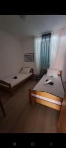 two beds in a room with at Novalja centar in Novalja
