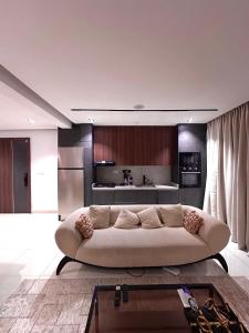 レッキにあるPanache by Hammersmithのリビングルーム(大きなソファ付)、キッチンが備わります。