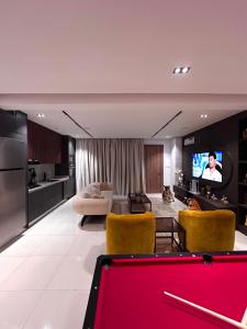 レッキにあるPanache by Hammersmithのリビングルーム(ビリヤード台、テレビ付)