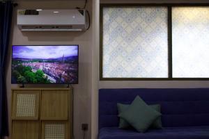 Μια τηλεόραση ή/και κέντρο ψυχαγωγίας στο Urban Oasis Studio with Bathtub & Garden - Vientiane Centre