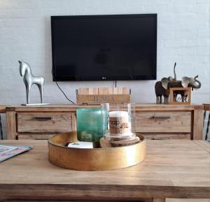 een salontafel met een houten dienblad erop bij Okeanós View - 4 Akrotiri in Ballito