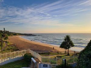 een uitzicht op een strand met de oceaan bij Okeanós View - 4 Akrotiri in Ballito