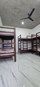 オーロヴィルにあるWoodPacker Hostel Pondicherryの天井のドミトリールーム 二段ベッド3台