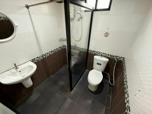 łazienka z toaletą i umywalką w obiekcie โรงแรมธารทิพย์ อินน์ หนองคาย รีสอร์ท w mieście Nong Khai