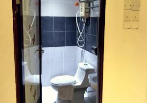 Un pequeño baño con inodoro y ducha. en Hotel Double Star Klia, en Sepang 8 fotos más