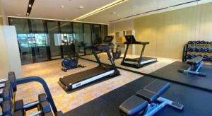 ein Fitnessstudio mit mehreren Laufbändern und Trainingsgeräten in der Unterkunft Echarm Hotel Shenzhen World Exhibition and Convention Center in Fenghuangwei