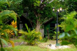un lampione nel mezzo di un giardino di Le Jardin Arhumatic Sambava a Sambava Altre 22 foto
