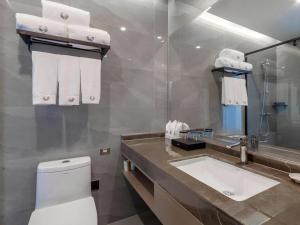 łazienka z białą toaletą i umywalką w obiekcie Gya Hotel Kunming Zijin Center Xiaodongcun Metro Station w mieście Kunming +89 zdjęć