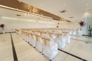 班加罗尔Kings Club的一间房间里摆放着一排椅子