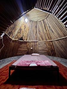 una camera con un letto in una yurta di The Last Resort a Don Det