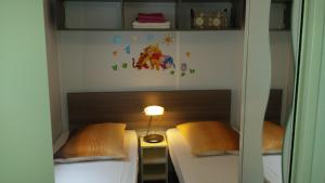 Postel nebo postele na pokoji v ubytování Mobile Homes Danijela in Amadria Park Trogir + 37 fotografií