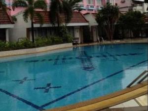 Bazén v ubytování Thepnakorn Hotel nebo v jeho okolí